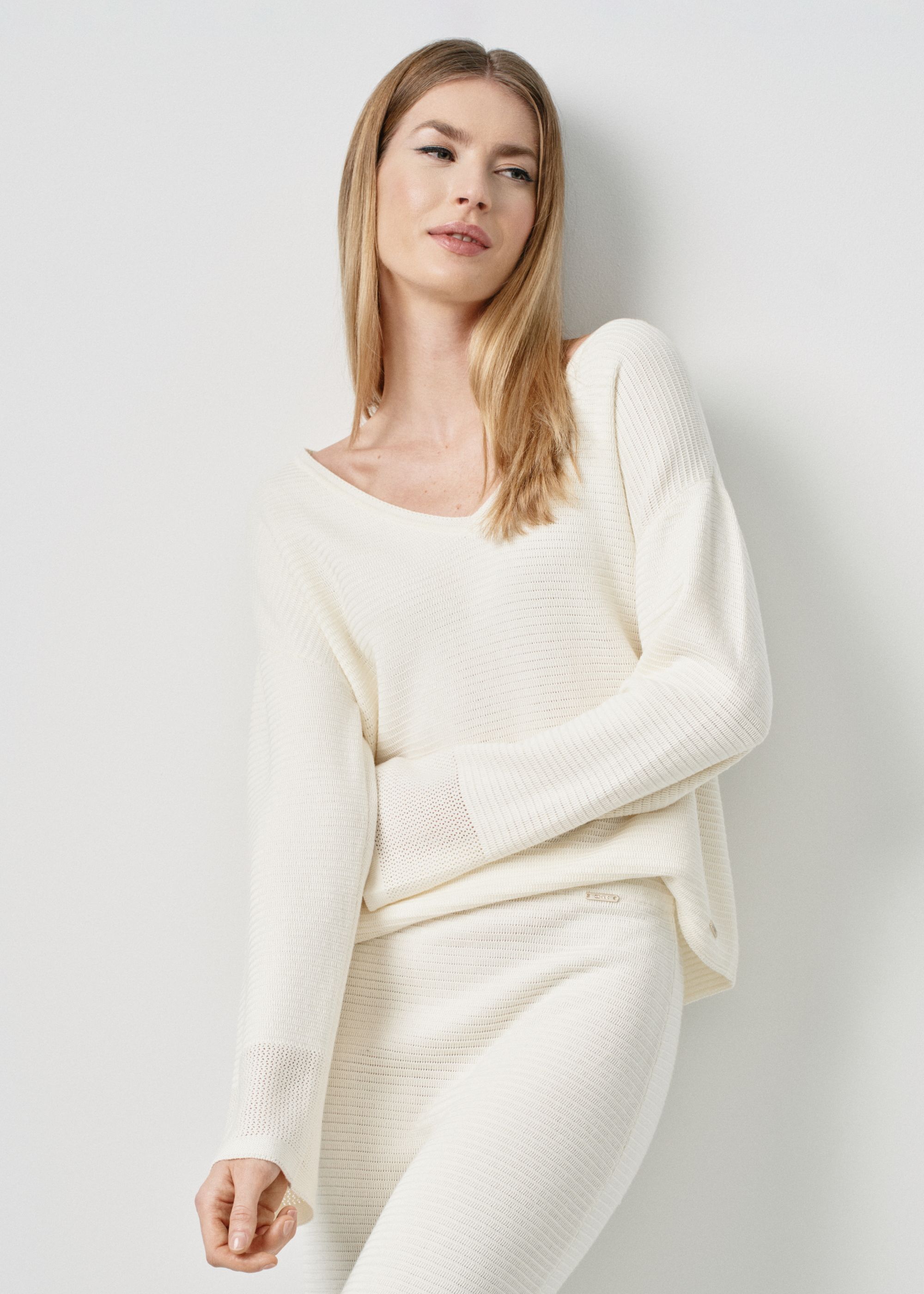 Жіночий кремовий пуловер з V-подібним вирізом