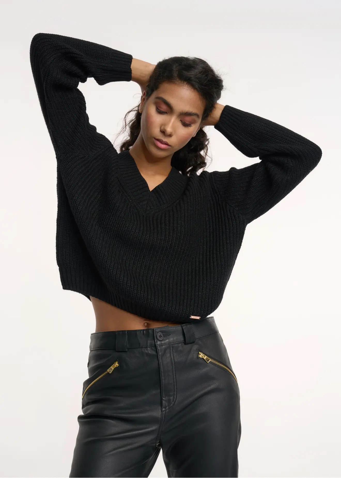 Чорний жіночий пуловер з V-подібним вирізом