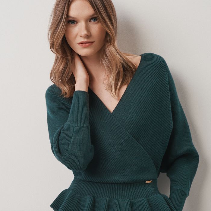 Жіночий темно-зелений приталений светр
