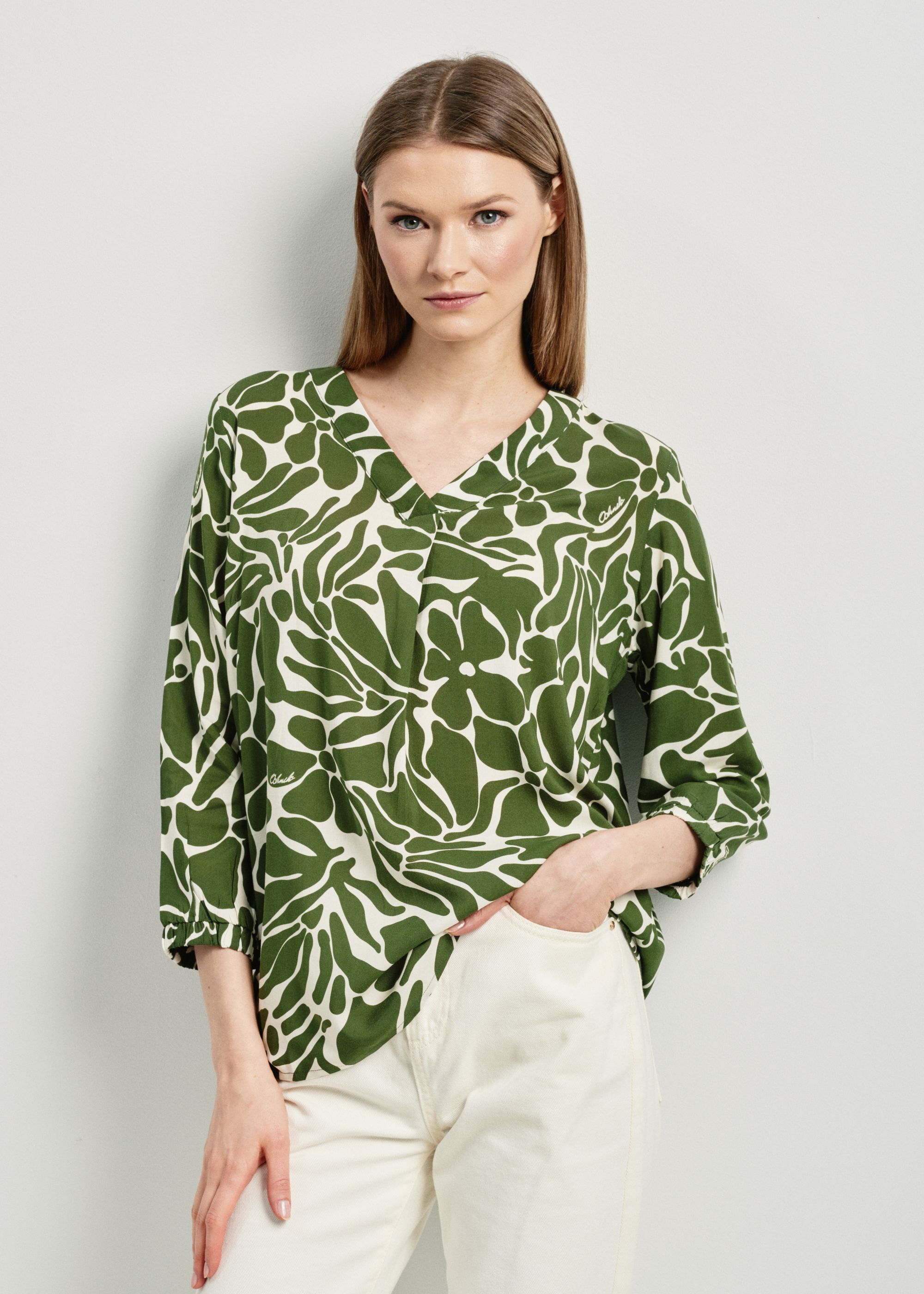 Зелено-біла жіноча блузка