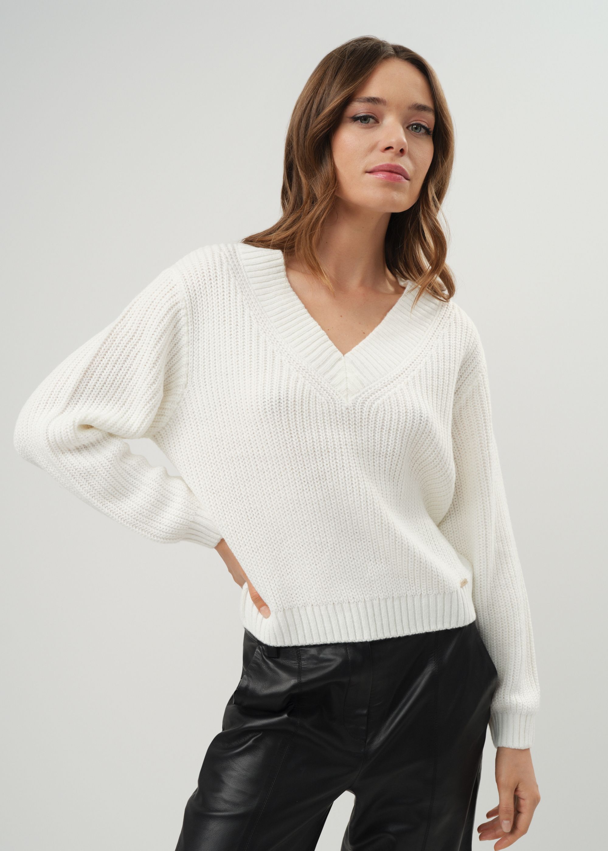 Жіночий кремовий светр з V-подібним вирізом